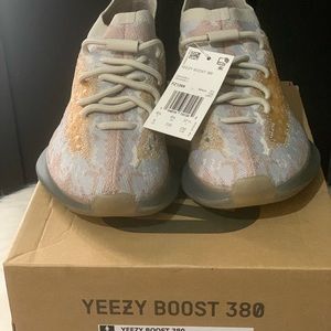 NWT YEEZY 380 SIZE 5